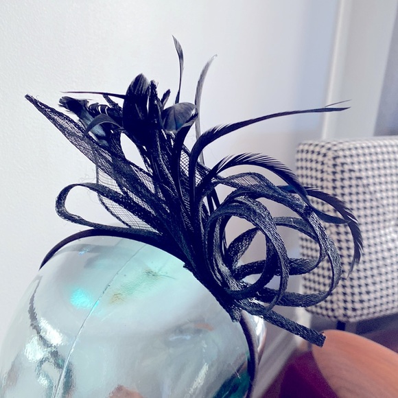 Stunning fascinator with black feathers - Picture 3 of 3